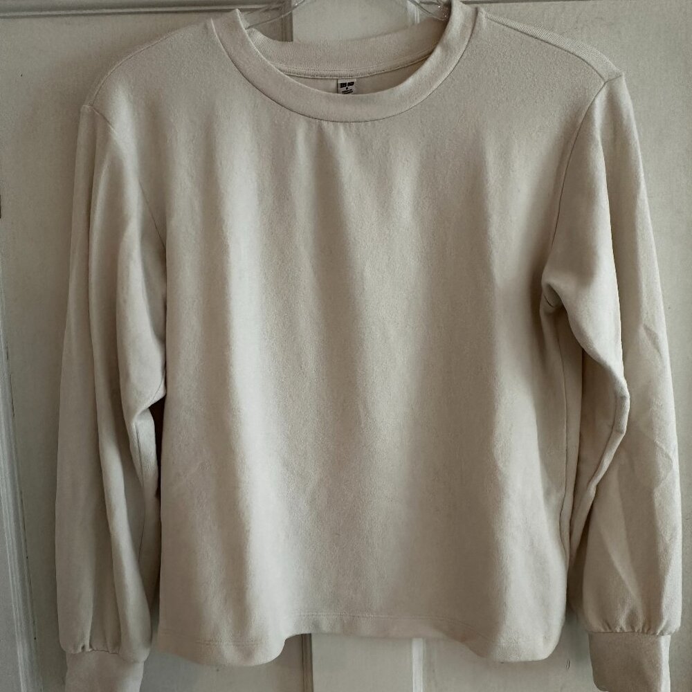 Uniqlo crewneck white sweater